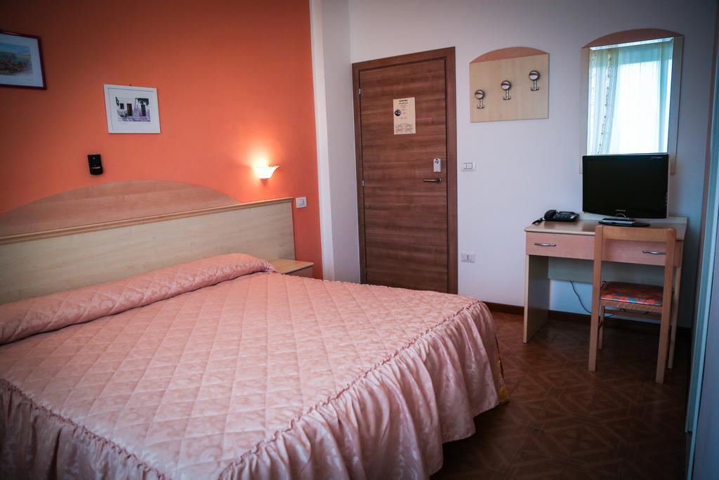 Hotel Ausonia Monte Porzio Εξωτερικό φωτογραφία